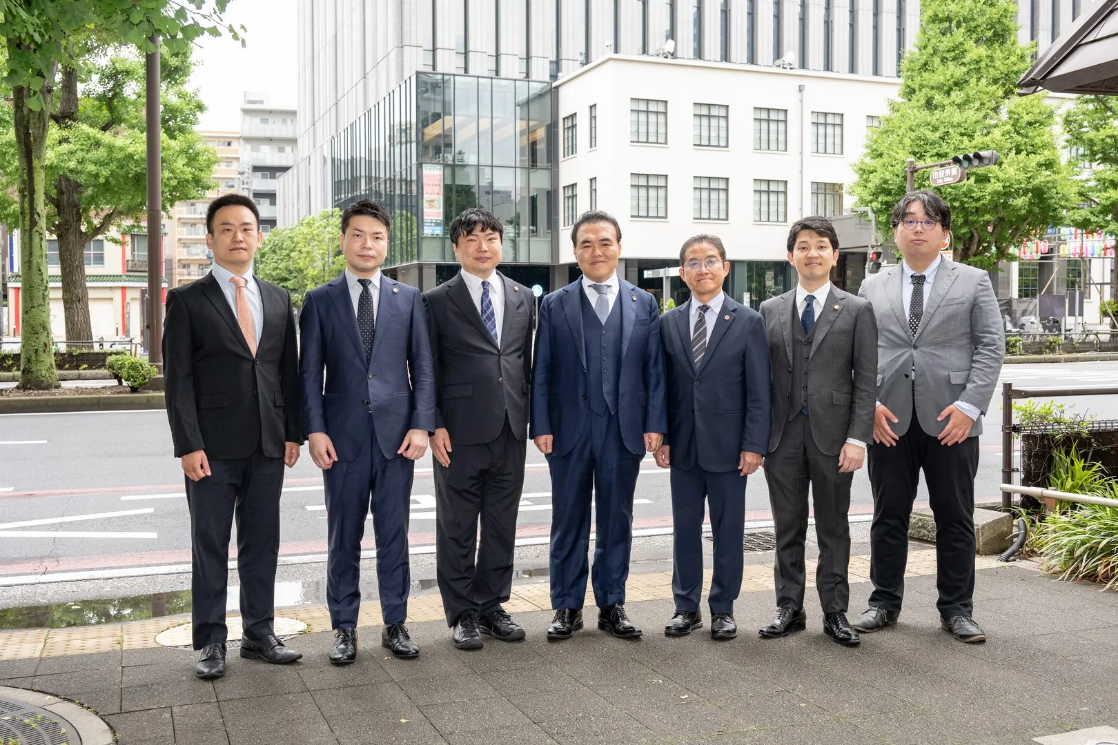 弁護士集合写真（左から 島谷・白濱・市川・阿野・牧島・田中・清水）